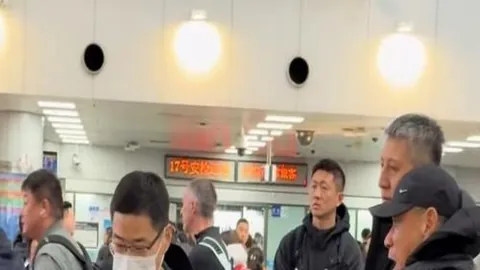 “落寞英雄！昔日足球明星申花闲置，谋新出路，中甲或成新战场？”